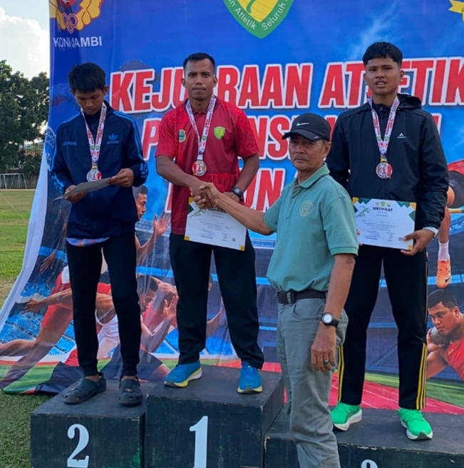 "Hattrick Emas! Guru PJOK Asal Tanjab Timur Dominasi Kejurprov Atletik Jambi 2026" dudukperkara.com