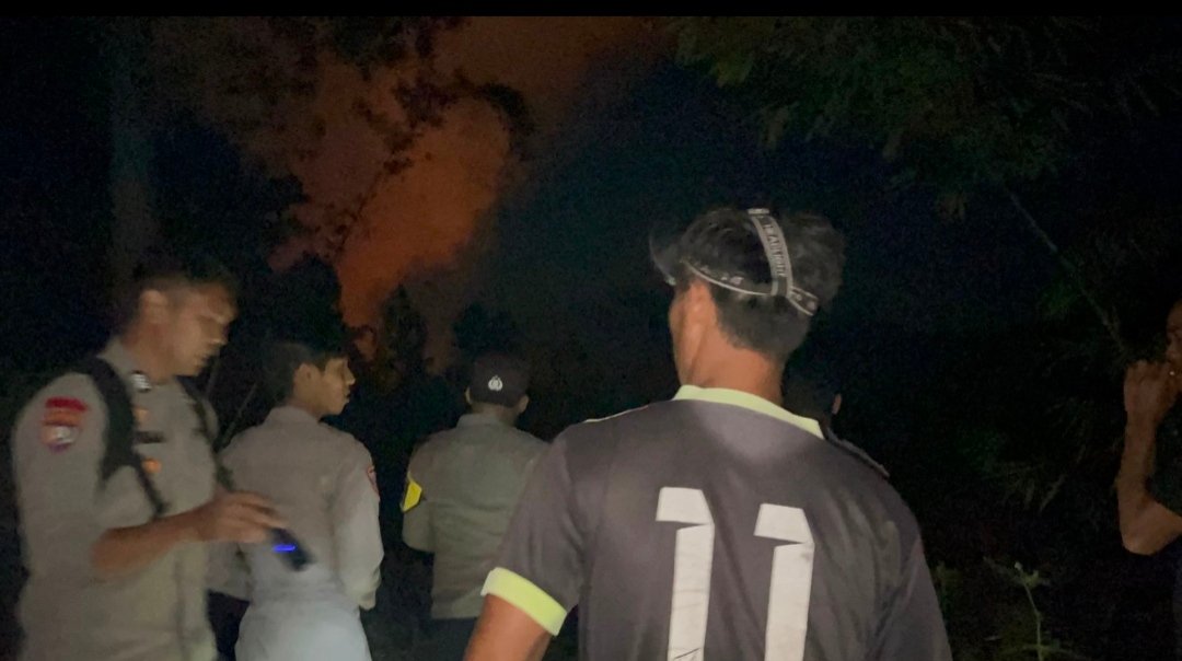 Hampir Ancam Pemukiman, Polsek Mambi Padamkan Kebakaran Lahan 6 Hektare di Dusun Karayu dudukperkara.com