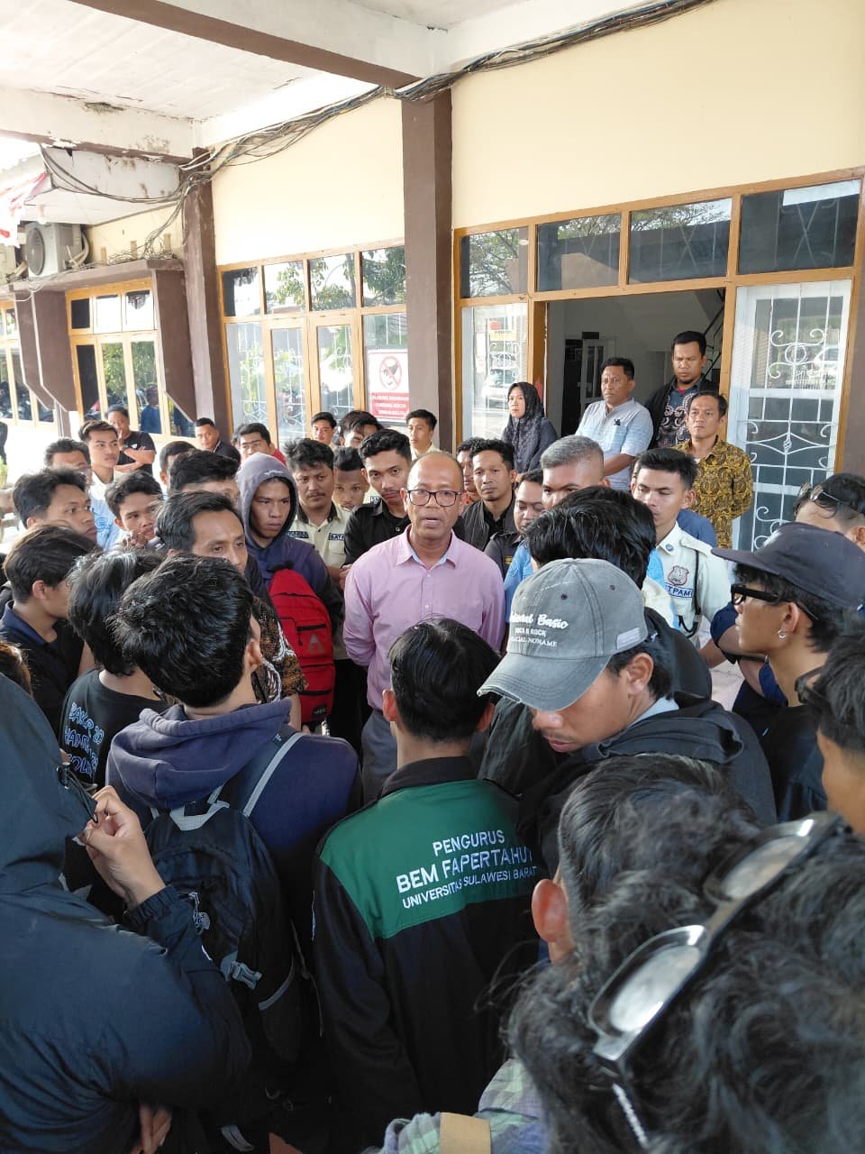 Aliansi Mahasiswa UNSULBAR Soroti UKT dan Transparansi Kebijakan Kampus, Aksi Sempat Memanas dudukperkara.com