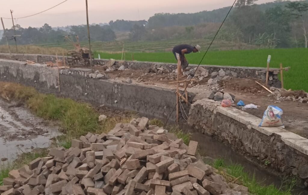 Diduga Proyek Siluman, Pembangunan Jalan Menuju Makam Kedungpuru Cangkiran Mijen Tanpa Papan Informasi, LP.K-P-K: Langgar UU KIP dudukperkara.com