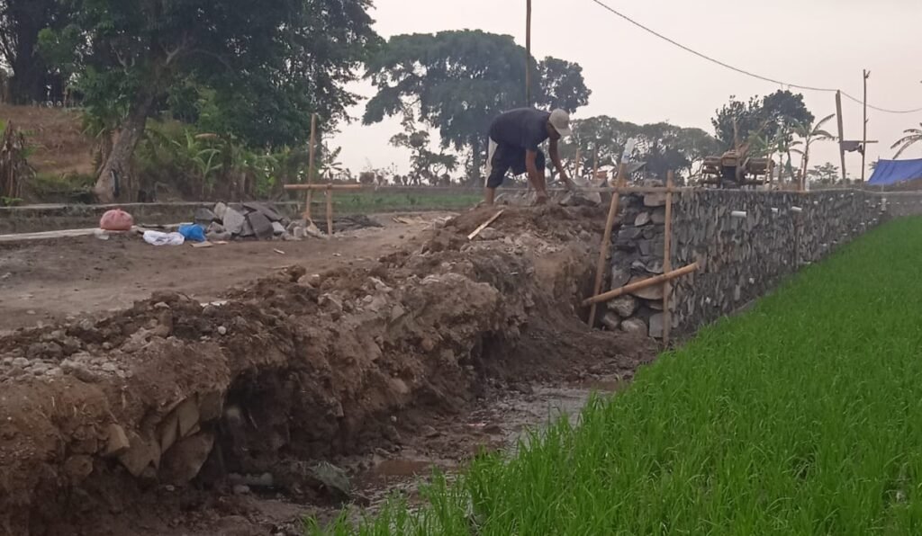 Diduga Proyek Siluman, Pembangunan Jalan Menuju Makam Kedungpuru Cangkiran Mijen Tanpa Papan Informasi, LP.K-P-K: Langgar UU KIP dudukperkara.com