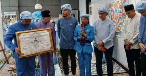Mengenang 40 Hari Wafatnya Legenda Sepak Bola H.Bob Hippy, Dianugerahi Gelar Adat Gorontalo “Taa Lopo Dulungo Bubaya” dudukperkara.com