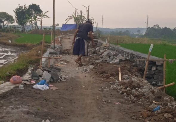 Diduga Proyek Siluman, Pembangunan Jalan Menuju Makam Kedungpuru Cangkiran Mijen Tanpa Papan Informasi, LP.K-P-K: Langgar UU KIP